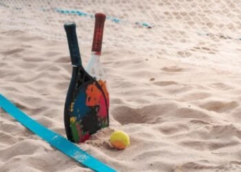 Beach tennis e frescobol agitam a orla de São Pedro da Aldeia