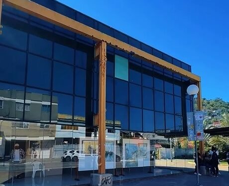 Arraial do Cabo abre exposição “Cacimba das Artes” na Casa de Vidro