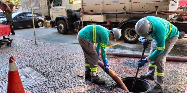 Se essa moda pega: “Rolha de bosta” é usada para bloquear esgoto de prédios inadimplentes