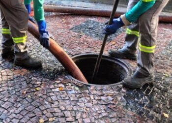 Se essa moda pega: “Rolha de bosta” é usada para bloquear esgoto de prédios inadimplentes