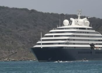 Primeiro navio da temporada chega em Búzios