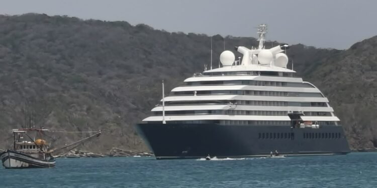 Primeiro navio da temporada chega em Búzios