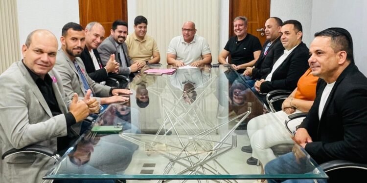 Arraial do Cabo pode pagar até R$ 2 mil por ano a estudantes da rede pública; saiba mais