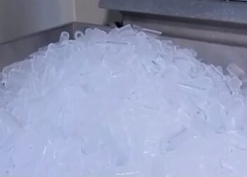 Produção ilegal de gelo é flagrada em Rio das Ostras; bebidas vencidas foram apreendidas