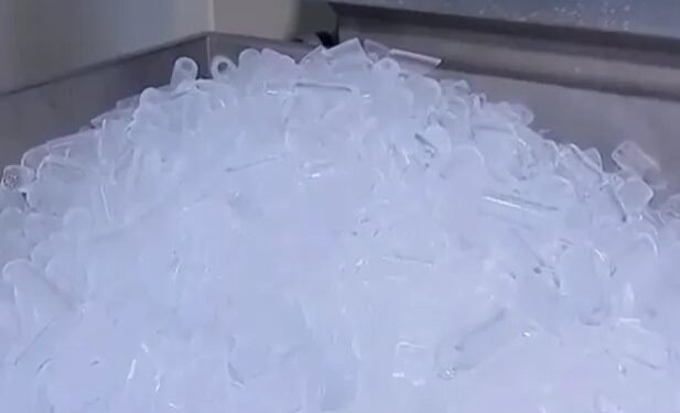 Produção ilegal de gelo é flagrada em Rio das Ostras; bebidas vencidas foram apreendidas