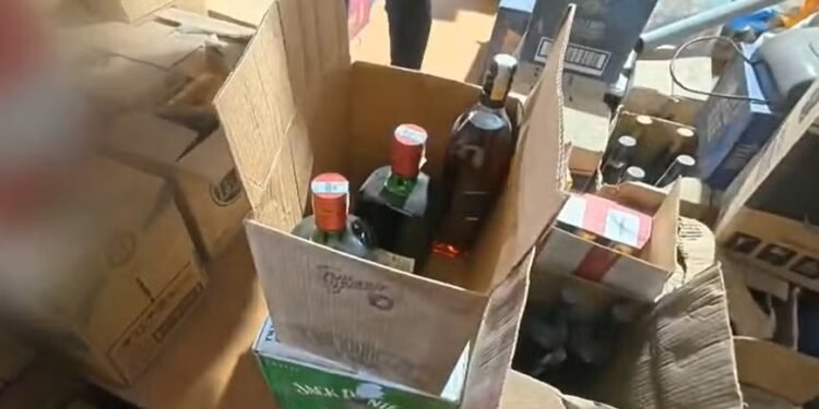 Bebida adulterada leva homem a hospital em São Pedro da Aldeia; Cabo Frio apreendeu 14 garrafas