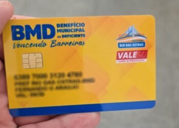 Famílias recebem cartões de benefício em Rio das Ostras