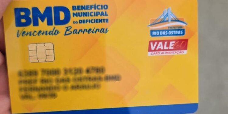 Famílias recebem cartões de benefício em Rio das Ostras