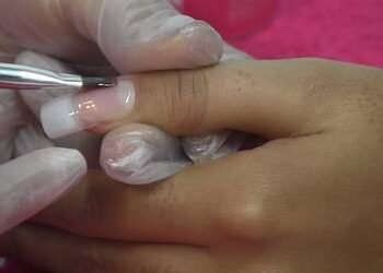 Unhas de gel podem causar câncer e infertilidade; Brasil passa a proibir substâncias usadas nos produtos