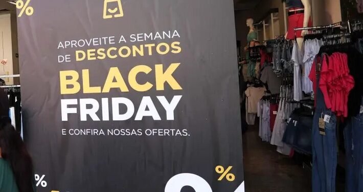 Procon alerta sobre golpes e “maquiagem de preços” na Black Friday