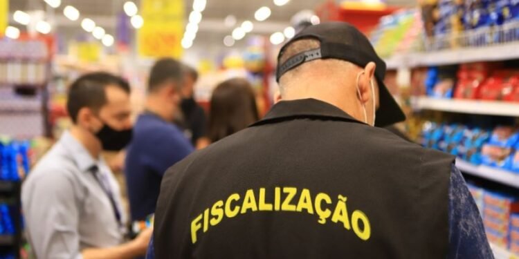 Manicures, clínicas de estética e salões passam por fiscalização em Rio das Ostras