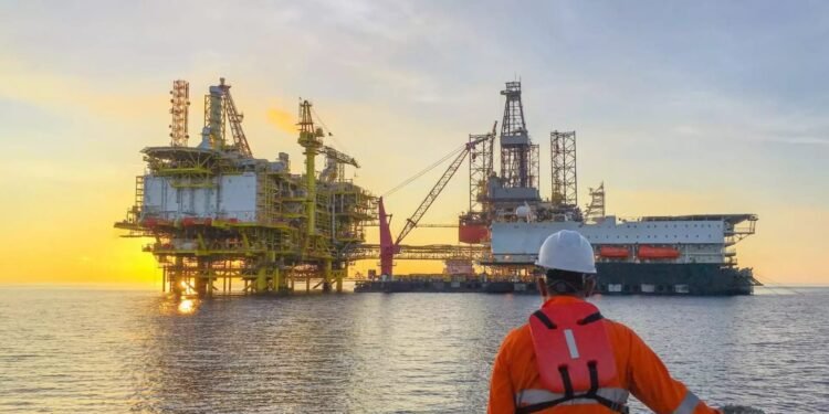 Vagas para offshore e onshore em Macaé; veja como fazer a inscrição