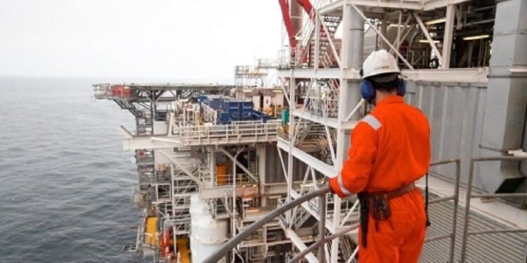 Vagas offshore são abertas para profissionais de nível médio, técnico e superior; confira