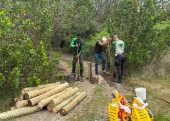 Trilha é fechada para veículos no bairro Caiçara, em Arraial do Cabo