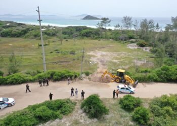Estacionamento ilegal é fechado na praia do Pontal, em Arraial do Cabo; veja vídeo