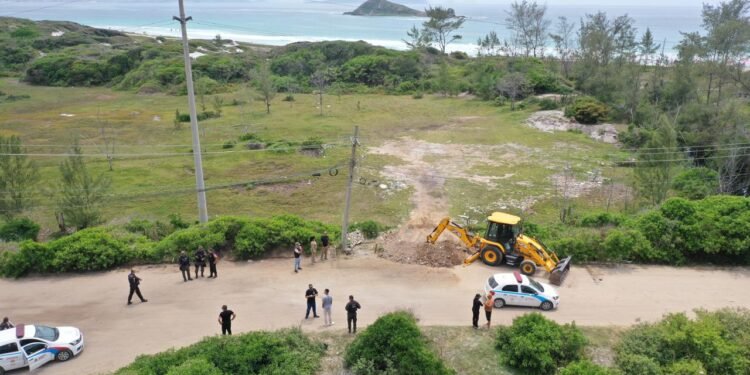 Estacionamento ilegal é fechado na praia do Pontal, em Arraial do Cabo; veja vídeo