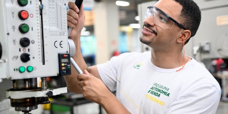 Petrobras abre inscrições para cursos técnicos gratuitos em Macaé; últimos dias para se inscrever