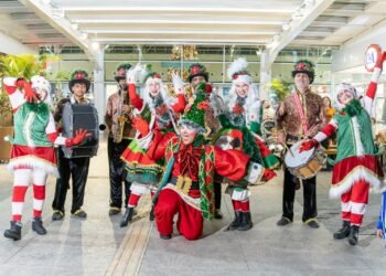 Parada de Natal encanta visitantes neste domingo no Shopping Plaza Macaé; programação inclui feira de adoção