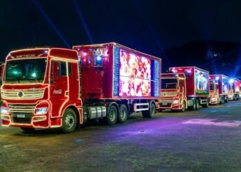 Caminhão da Coca‑Cola ilumina ruas da Costa do Sol: confira as cidades confirmadas