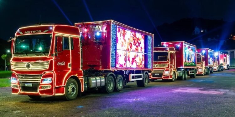 Caminhão da Coca‑Cola ilumina ruas da Costa do Sol: confira as cidades confirmadas