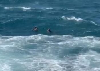 Buscas continuam por pescador que caiu no mar durante pescaria em Saquarema