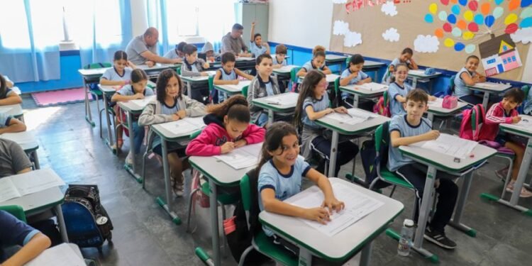 Prazo para renovação de matrículas termina nesta quarta (26) m Rio das Ostras; confira os detalhes