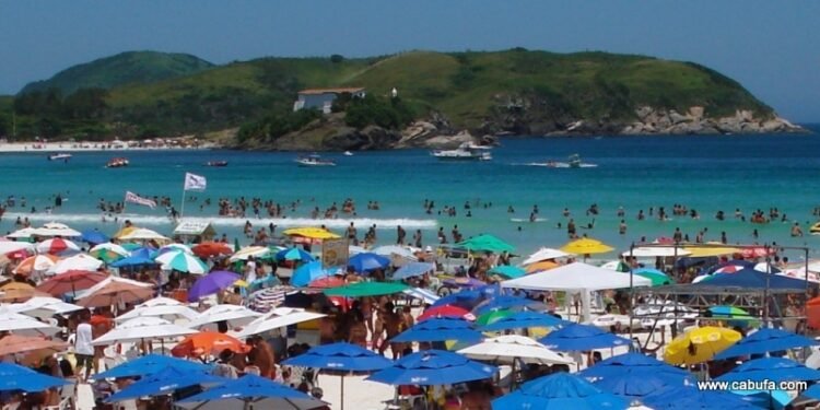 Turistas e moradores reclamam de preços abusivos em Cabo Frio
