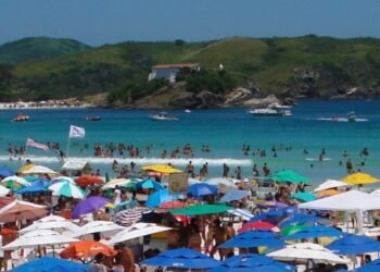 Turistas e moradores reclamam de preços abusivos em Cabo Frio