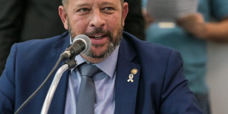 Delaroli assume comando interino da Alerj e inicia reorganização enquanto Bacellar segue afastado