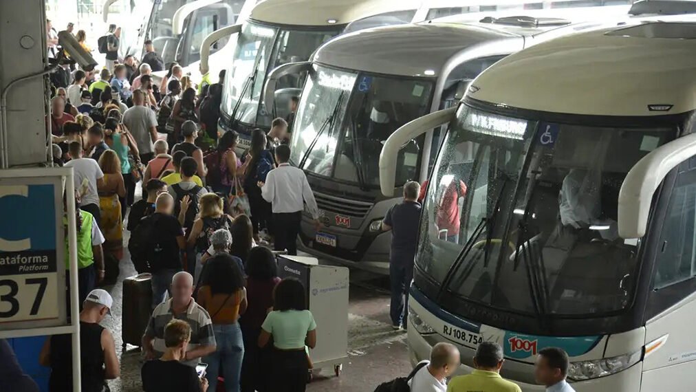 Movimento intenso na Rodoviária do Rio; Costa do Sol está entre os principais destinos