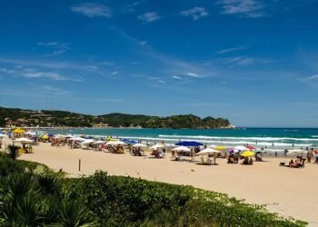 Ambulantes nas praias de Búzios podem ganhar novas regras; abordagem aos turistas e consumação mínima estão entre as vedações