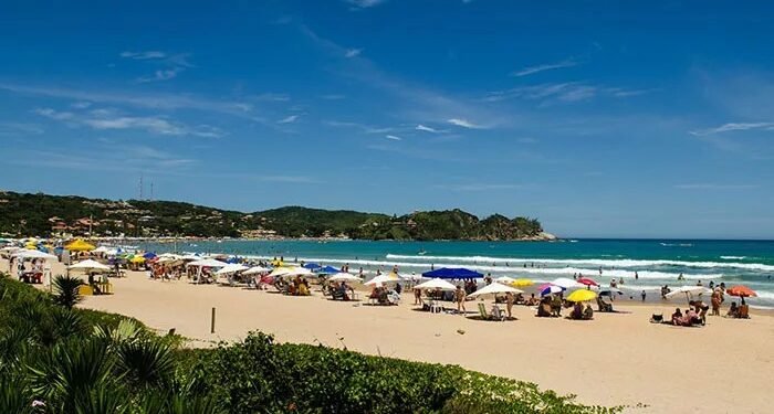 Ambulantes nas praias de Búzios podem ganhar novas regras; abordagem aos turistas e consumação mínima estão entre as vedações