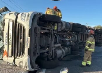 Carreta tomba no Trevo das Bandeiras em Macaé, veja rotas alternativas para amenizar o congestionamento