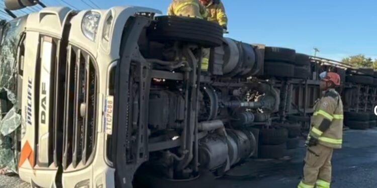 Carreta tomba no Trevo das Bandeiras em Macaé, veja rotas alternativas para amenizar o congestionamento