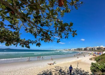 Ambulantes das praias de Cabo Frio receberão crachás de identificação; confira os detalhes