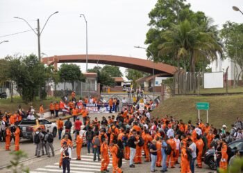 Greve dos petroleiros segue com protestos em frente à Petrobras em Macaé; plataformas estão paralisadas