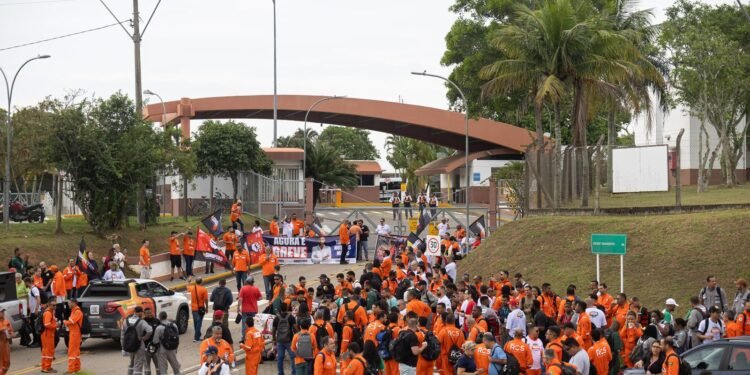 Greve dos petroleiros segue com protestos em frente à Petrobras em Macaé; plataformas estão paralisadas