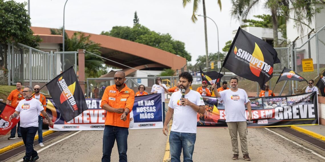 Economista aponta prejuízo de R$ 200 milhões por dia à Petrobras com greve