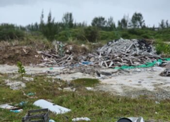 Descarte irregular de entulho é alvo de investigação em Arraial do Cabo