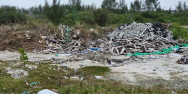 Descarte irregular de entulho é alvo de investigação em Arraial do Cabo