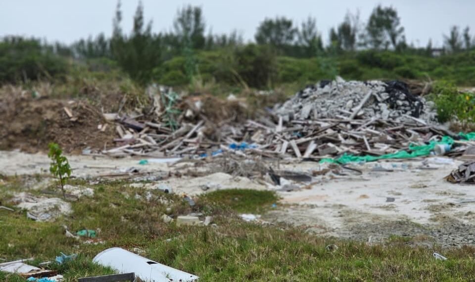 Descarte irregular de entulho é alvo de investigação em Arraial do Cabo