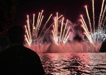 Espetáculo das Águas Dançantes podem ser vistas de canoa havaiana em Macaé