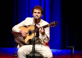 Theo Bial, filho do jornalista Pedro Bial, é uma das atrações do Liga de Natal em Cabo frio; veja a programação completa