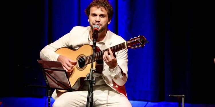 Theo Bial, filho do jornalista Pedro Bial, é uma das atrações do Liga de Natal em Cabo frio; veja a programação completa