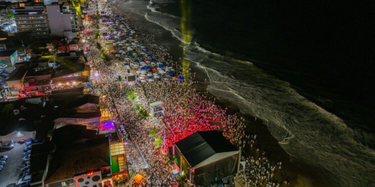 Macaé recebe 2026 com música, emoção e queima de fogos