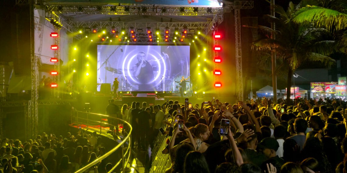 Que showzaço: Xamã reúne milhares de pessoas na Praia dos Cavaleiros, em Macaé