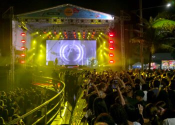 Que showzaço: Xamã reúne milhares de pessoas na Praia dos Cavaleiros, em Macaé