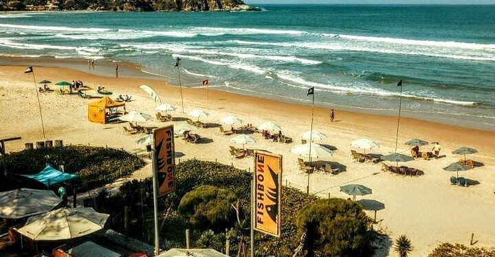 Vivo na Praia transfere shows para o Fishbone, em Búzios; público reage nas redes