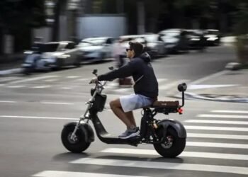 Ciclomotor sem placa agora dá multa e apreensão; veja o que mudou