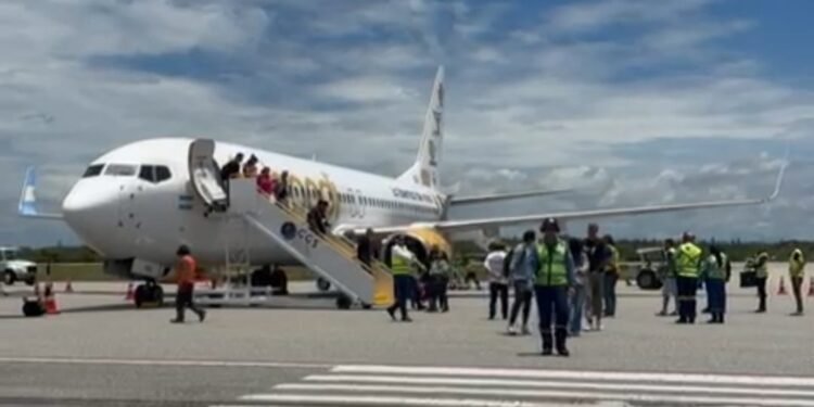 Região volta a receber turistas da Argentina com retomada dos voos internacionais, em Cabo Frio